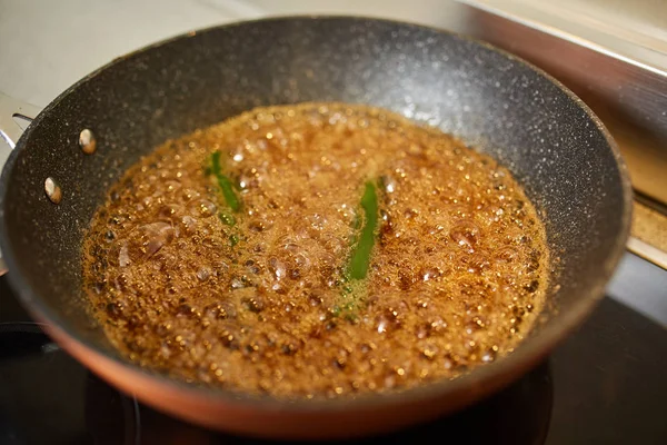 Green Chili Boiling Caramelized Sugar Wok — Stock Photo, Image