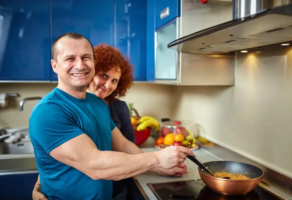 ストーブの上の鍋で料理家で 幸せなカップル — ストック写真