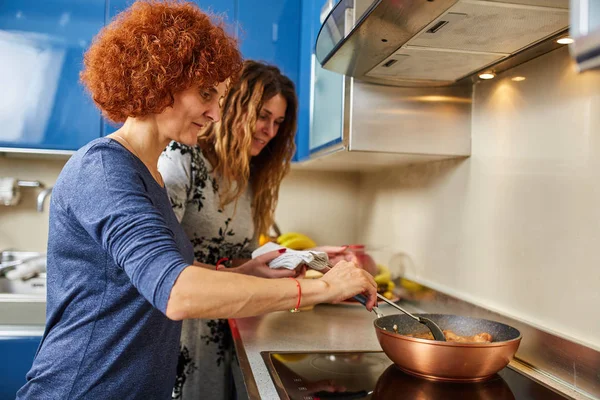 Φίλες Μαγείρεμα Στο Σπίτι Μαζί Και Διασκεδάζουν — Φωτογραφία Αρχείου