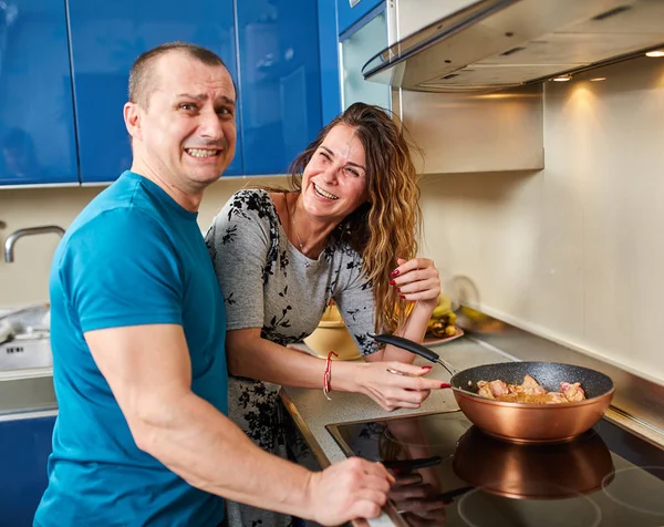 Couple Cooking Home Wife Impressed Husband Cooking Results — Stock Photo, Image