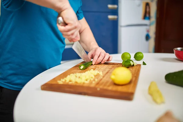 Homem Cortando Gengibre Pimenta Para Uma Receita Cozinha — Fotografia de Stock