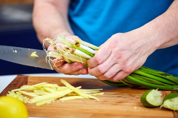 Man Hugga Salladslök Träskiva Närbild Skott — Stockfoto