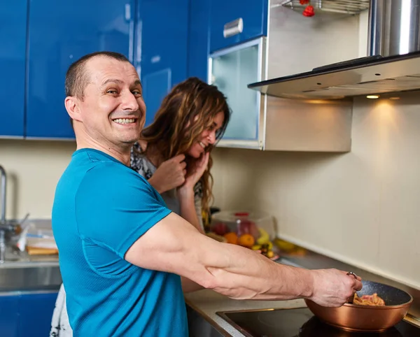 Couple Cooking Home Wife Impressed Husband Cooking Results — Stock Photo, Image