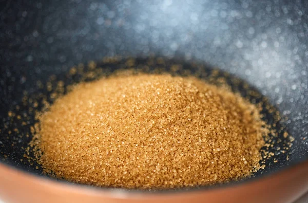 中華鍋で茶色のデメララ糖のクローズ アップ — ストック写真