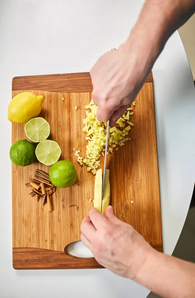 Hombre Picando Jengibre Fresco Tablero Madera Para Una Receta — Foto de Stock