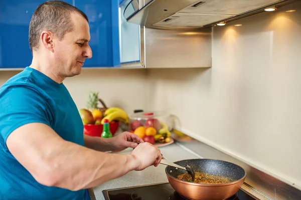 Homem Adicionando Ingredientes Açúcar Caramelizado Wok — Fotografia de Stock