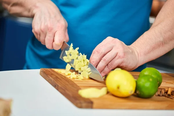 Hombre Picando Jengibre Fresco Tablero Madera Para Una Receta — Foto de Stock