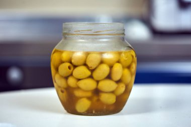 Kavanoz konserve yeşil zeytin yakın çekim