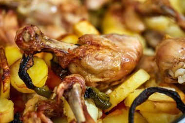 Izgara tavuk drumsticks patates cipsi ile closeup