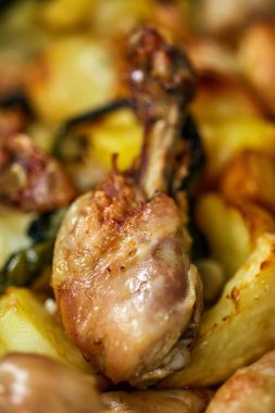 Izgara tavuk drumsticks patates cipsi ile yakın çekim