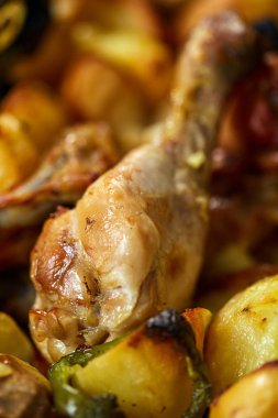 Izgara tavuk drumsticks patates cipsi ile yakın çekim