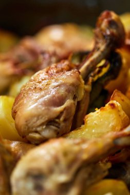 Izgara tavuk drumsticks patates cipsi ile yakın çekim