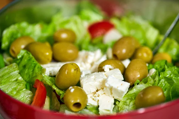 Salada Grega Com Alface Iceberg Azeitonas Queijo Feta Condimentos — Fotografia de Stock