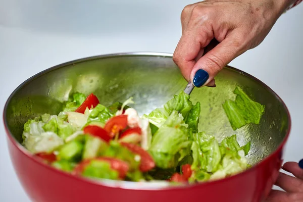 Griechischer Salat Mit Eisbergsalat Oliven Feta Käse Und Gewürzen — Stockfoto
