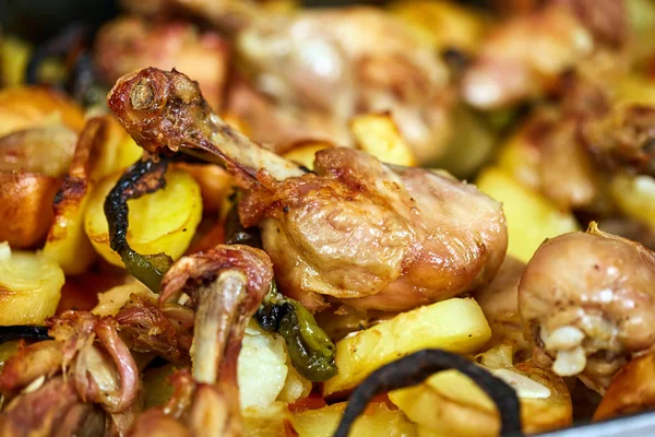 Gros Plan Des Pilons Poulet Grillés Aux Croustilles Pomme Terre — Photo