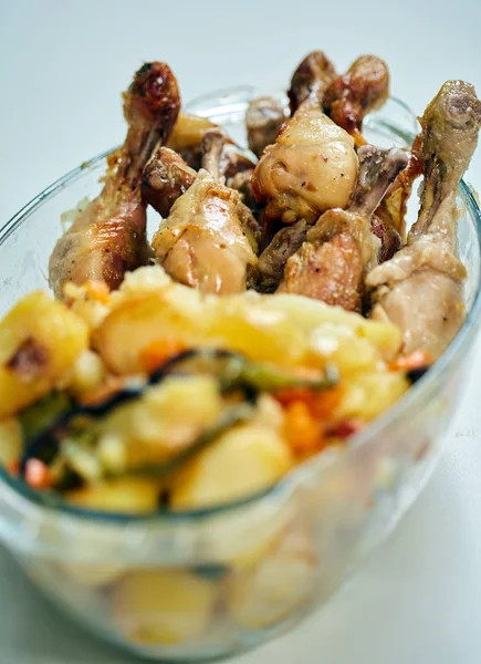 Close Baquetas Frango Grelhado Com Batatas Fritas Tigela — Fotografia de Stock