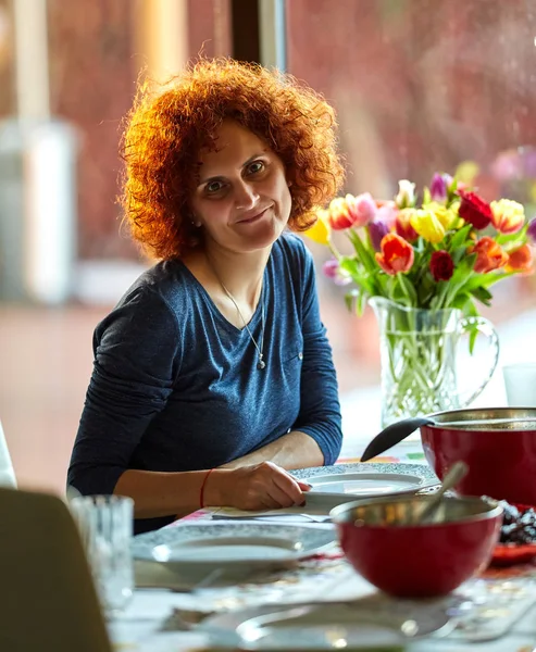 Mujer Sonriente Sentada Cerca Mesa Restaurante — Foto de Stock