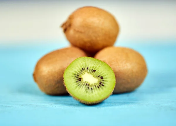 Haufen Frischer Kiwi Früchte Auf Verschwommenem Hintergrund — Stockfoto