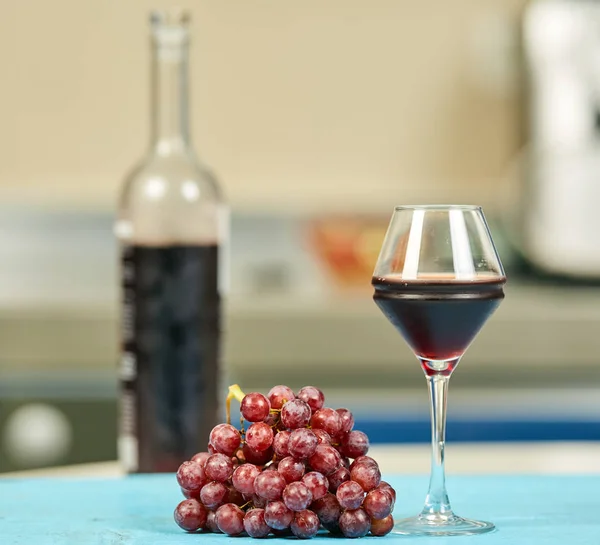 Cluster Red Grapes Glass Dry Red Wine — Stock Photo, Image