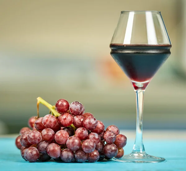 Cluster Red Grapes Glass Dry Red Wine — Stock Photo, Image