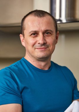 Mavi t-shirt mutlu olgun adam portresi