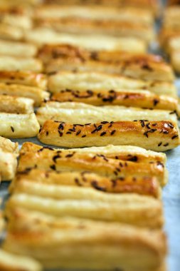 Kimyon tohumu ile taze pişmiş peynirli kraker tepsiye Görünümü Kapat