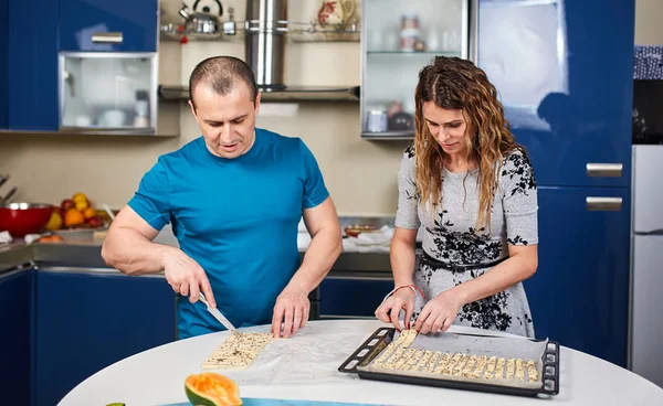 成熟したカップル チーズクラッカー種子を自宅の台所での調理 — ストック写真