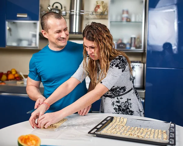 成熟したカップル チーズクラッカー種子を自宅の台所での調理 — ストック写真