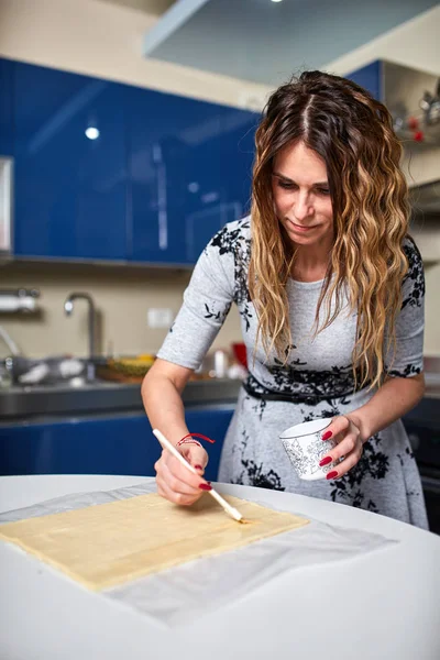 Mujer Madura Extendiendo Masa Cocina Casa —  Fotos de Stock