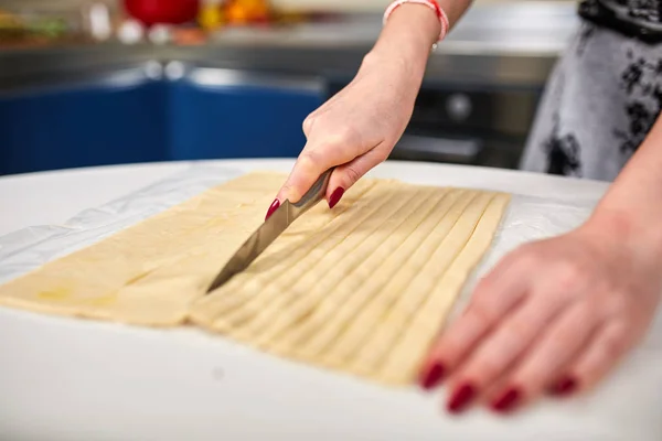 Mulher Cortando Massa Crua Para Biscoitos Queijo Casa Cozinha — Fotografia de Stock