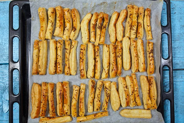 Vista Superior Galletas Queso Recién Horneadas Filas Bandeja Con Semillas — Foto de Stock