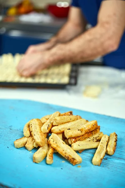 Vista Vicino Mucchio Cracker Formaggio Tavola Legno Blu Con Mani — Foto Stock