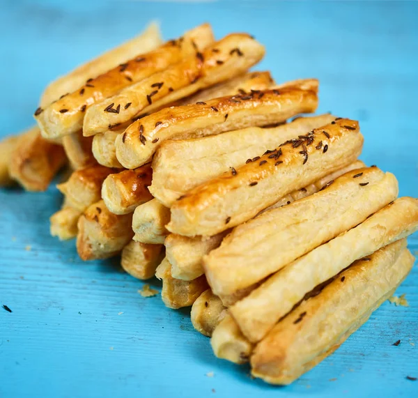 Vista Vicino Mucchio Cracker Formaggio Tavola Legno Blu — Foto Stock