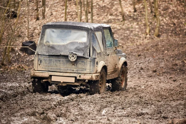 Petite Vieille Voiture Hors Route Traversant Boue Dans Forêt — Photo