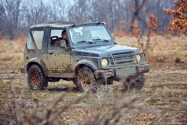 Dois Homens Velho Carro Offroad Atravessando Lama Floresta — Fotografia de Stock