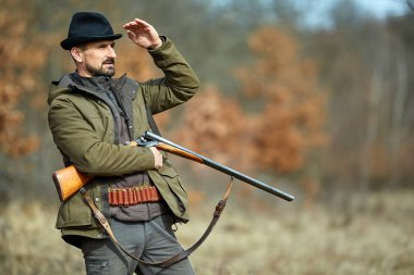 Hunter çift namlulu silahla ormandaki yabani hayvanlar için arama