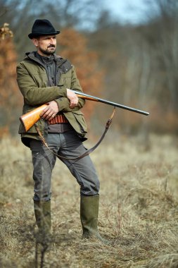 Hunter çift namlulu silahla ormandaki yabani hayvanlar için arama