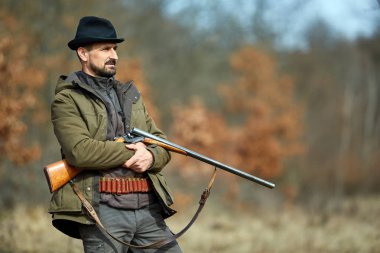 Hunter çift namlulu silahla ormandaki yabani hayvanlar için arama
