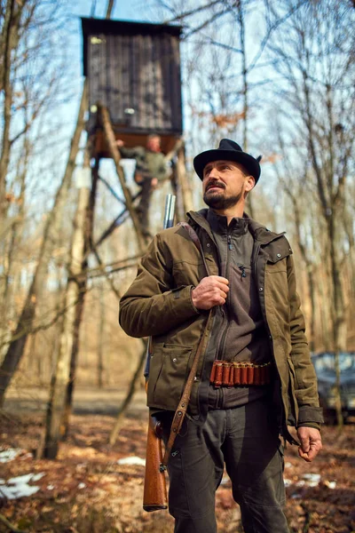 Game Ranger Med Pistol Stående Vid Observatoriet Skogen — Stockfoto