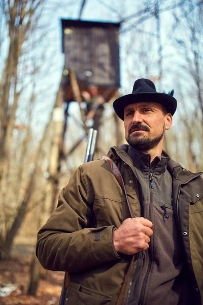 Ranger Jeu Avec Arme Debout Observatoire Dans Forêt — Photo