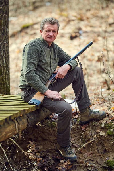 Nahaufnahme Eines Jägers Mit Gewehr Auf Bank Wald — Stockfoto