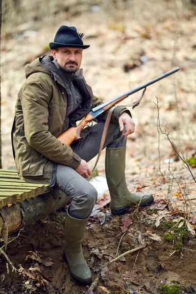 Ranger Jeu Avec Pistolet Assis Sur Banc Dans Forêt — Photo