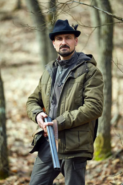 Chasseur Avec Canon Double Recherche Animaux Sauvages Dans Forêt — Photo