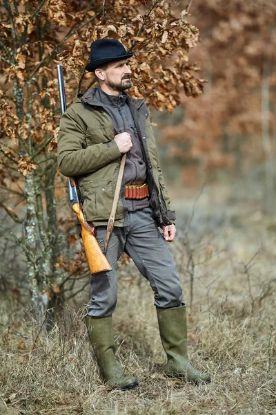 Chasseur Avec Canon Double Sur Épaule Debout Dans Forêt — Photo