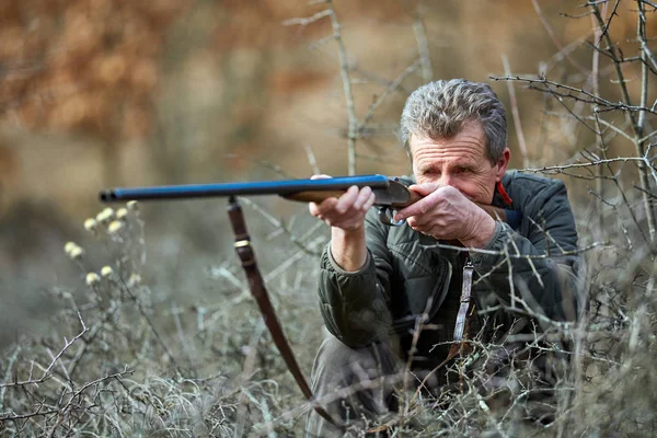 Nahaufnahme Eines Jägers Der Sich Mit Einem Gewehr Mit Doppeltem — Stockfoto