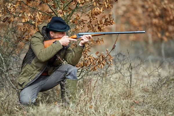 Hunter Double Barrel Gun Sitting Grass Aiming — Stock Photo, Image