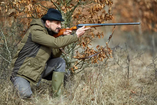 Cazador Con Arma Doble Cañón Sentado Hierba Apuntando — Foto de Stock