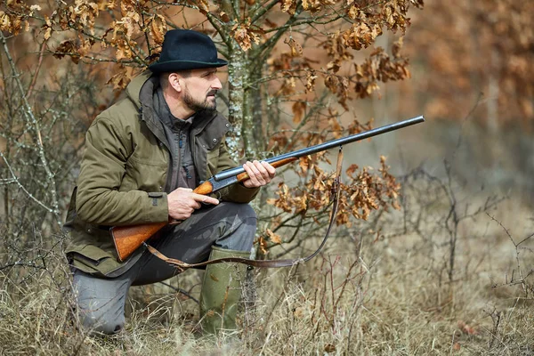 Jäger Mit Doppelbüchse Versteckt Sich Gebüsch Und Sucht Nach Wildtieren — Stockfoto