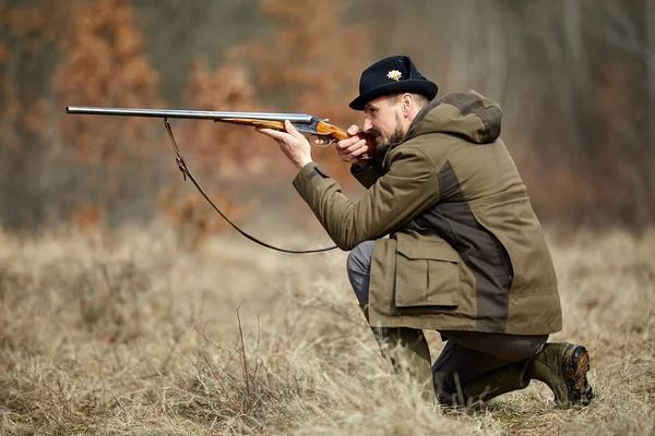 Hunter Met Dubbele Vat Pistool Zittend Gras Het Streven — Stockfoto