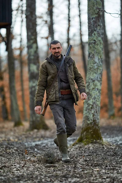 Ranger Jogo Com Arma Movendo Para Ponto Alimentação Para Animais — Fotografia de Stock